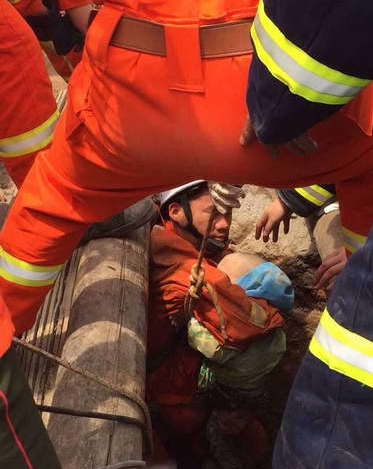 2岁男童坠井，草莓视频在线观看视频吊装带现身救援